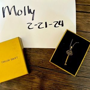 💛🫶 Taylor Swift Fearless TV Key Necklace BNIP 🫶💛
